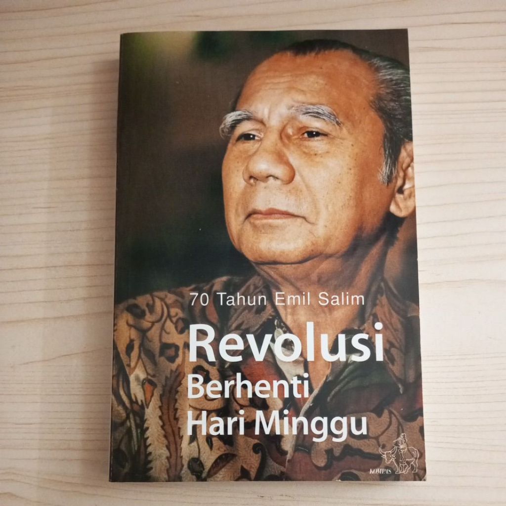 BUKU 70 TAHUN EMIL SALIM REVOLUSI BERHENTI HARI MINGGU