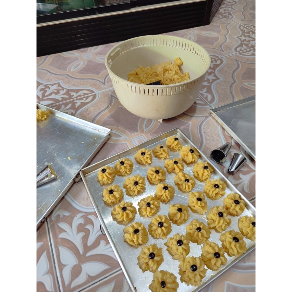 

kue kering nastar dan kue semprit