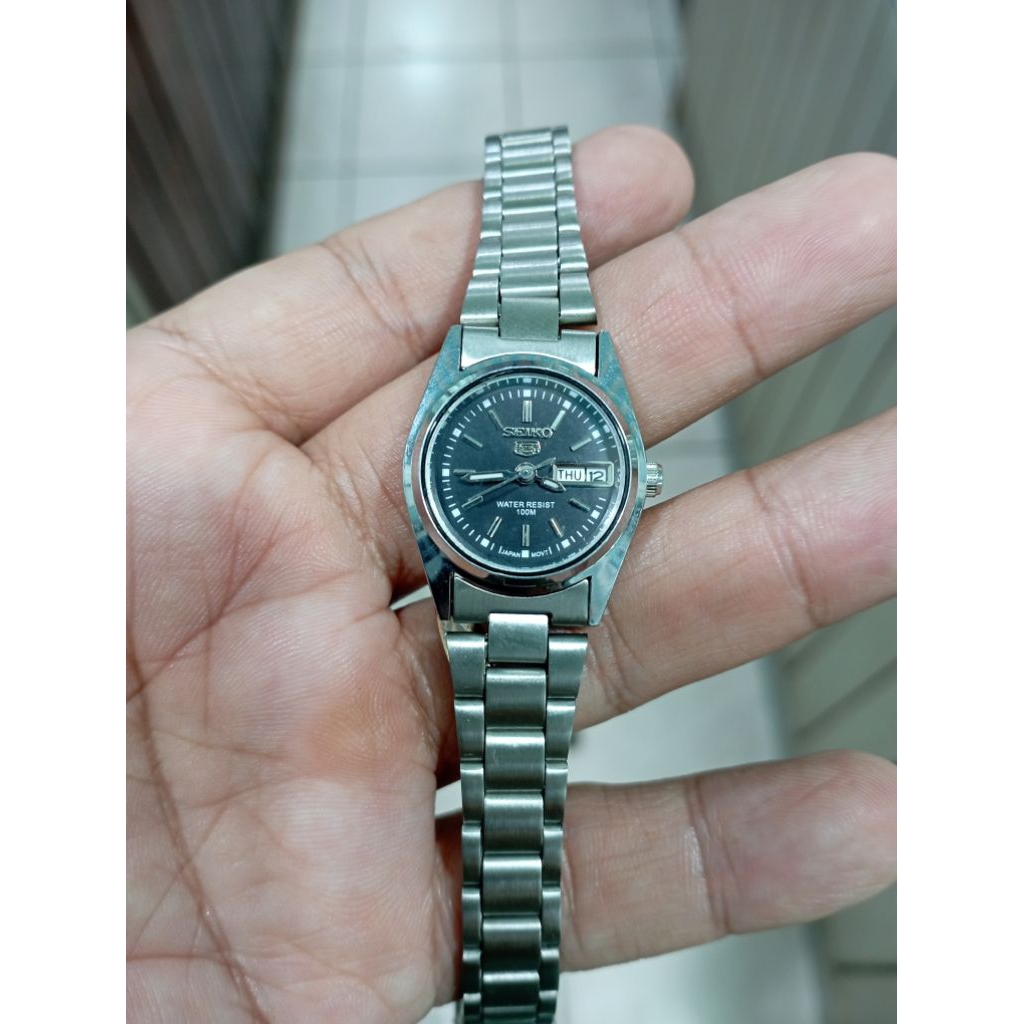 jam tangan wanita stainless steel ada tanggal dan hari Seiko 5 fashionable classic simple