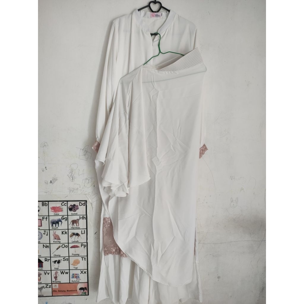 preloved kiciks Raline putih