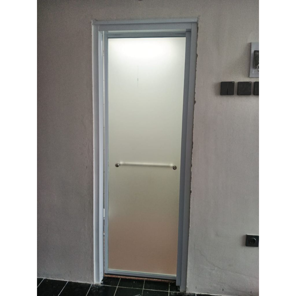 pintu swing spandrel  kamar mandi aluminium + kaca