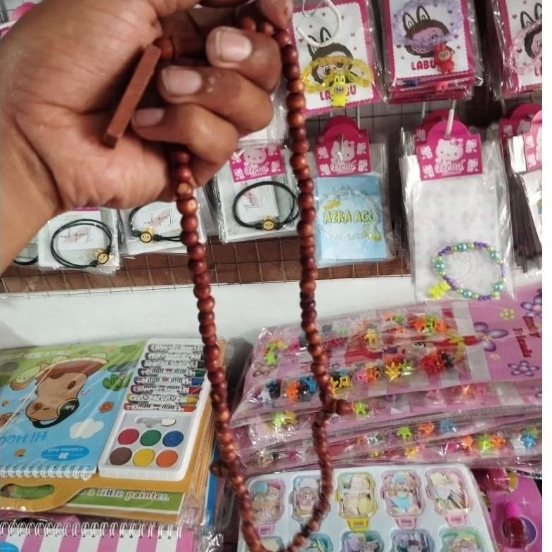 tasbih kayu zikir, dan hiasan sajadah sholat
