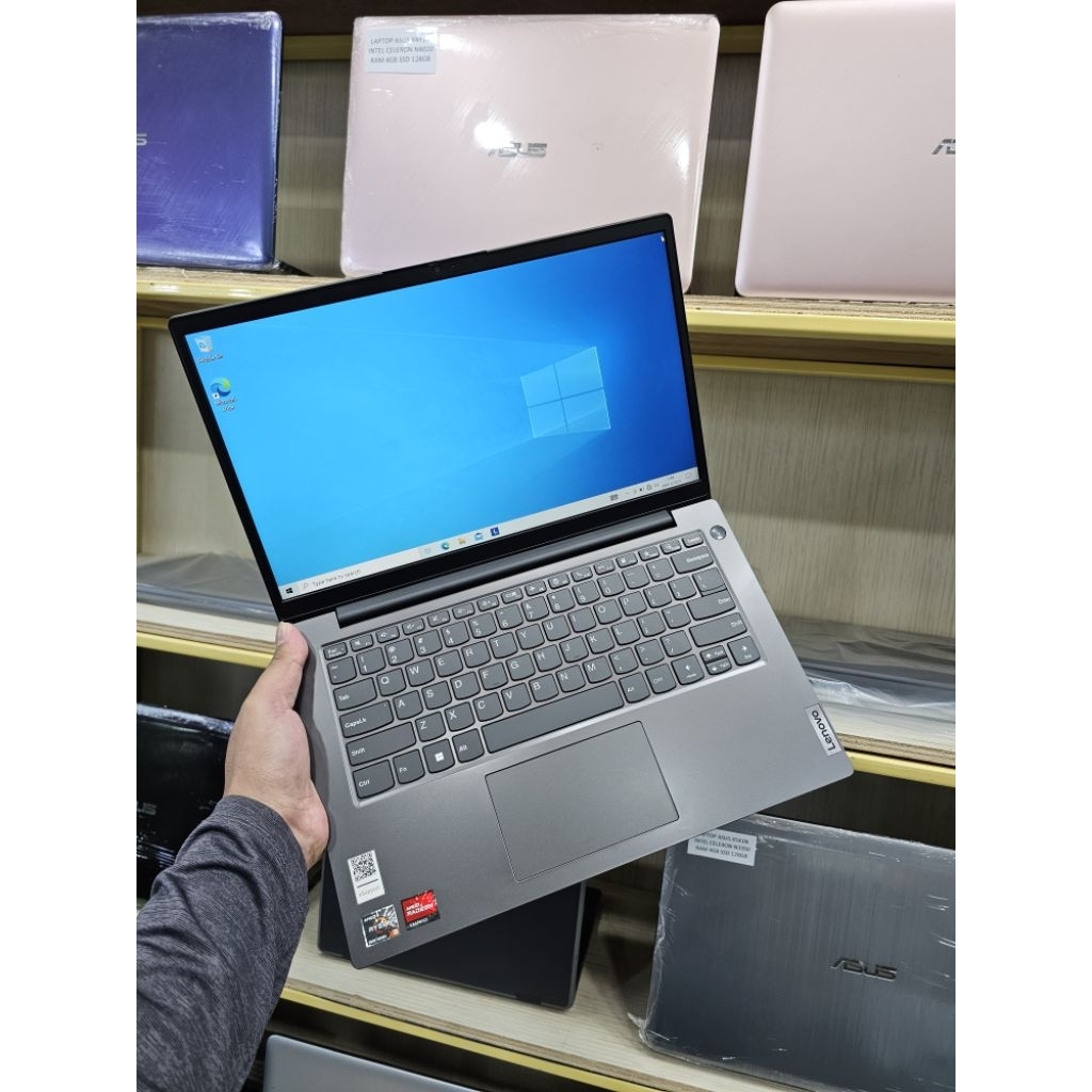 Laptop Lenovo V14 AMD RYZEN 3-5000 RAM 8GB SSD 256GB kondisi mulus