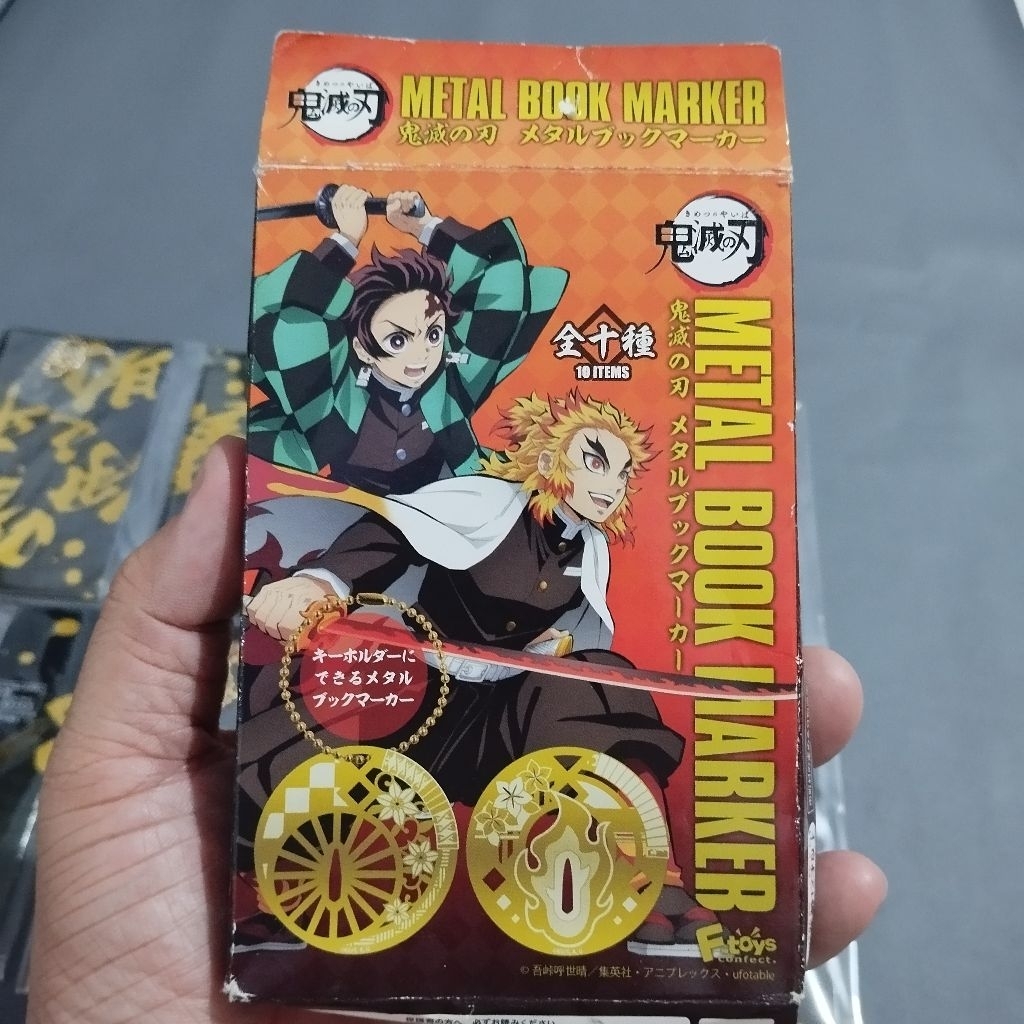 

penanda buku logam (metal bookmark) dari seri anime dan manga populer "Kimetsu no Yaiba" (Demon Slayer).