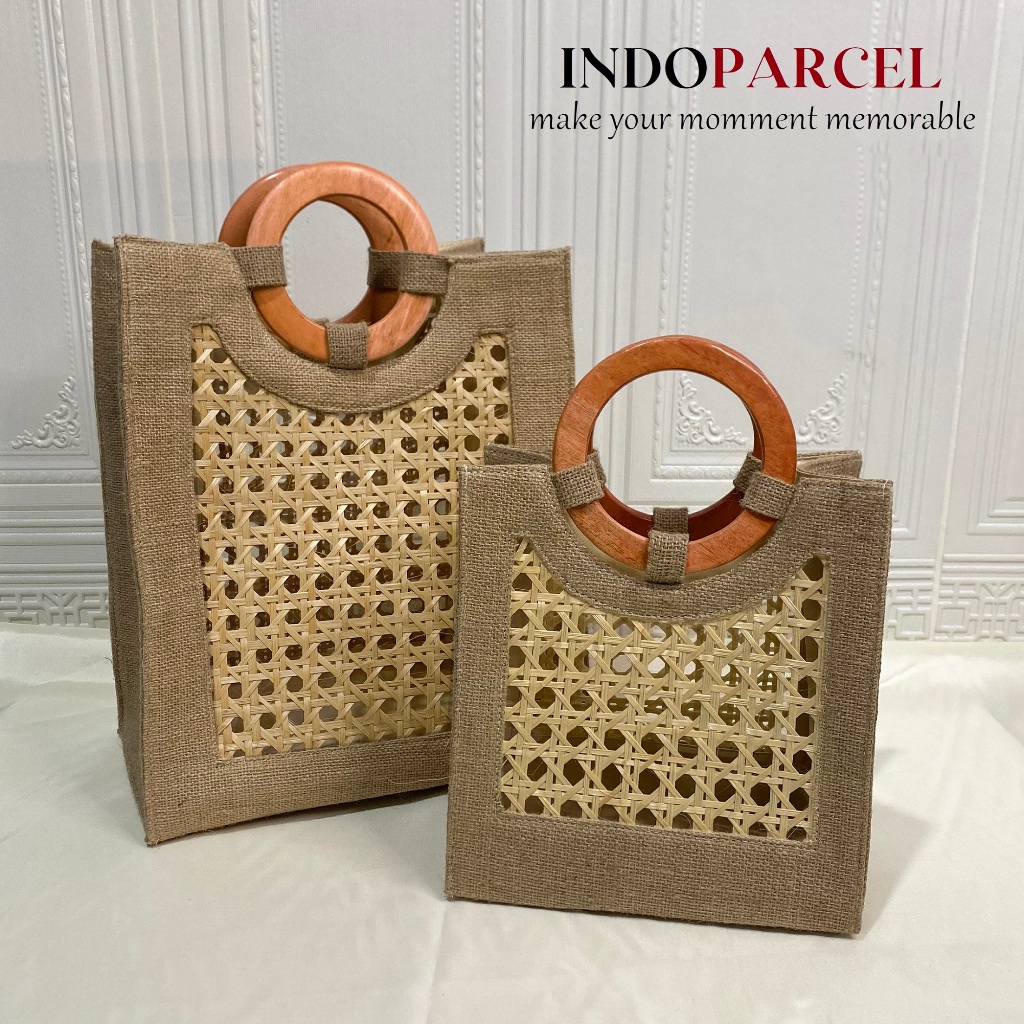 

INDOPARCEL - Hampers Goni Kombinasi Anyaman Bambu 2 Varian Bentuk Kecil dan Besar Tas Etnik Bungkus Kemasan Serbaguna