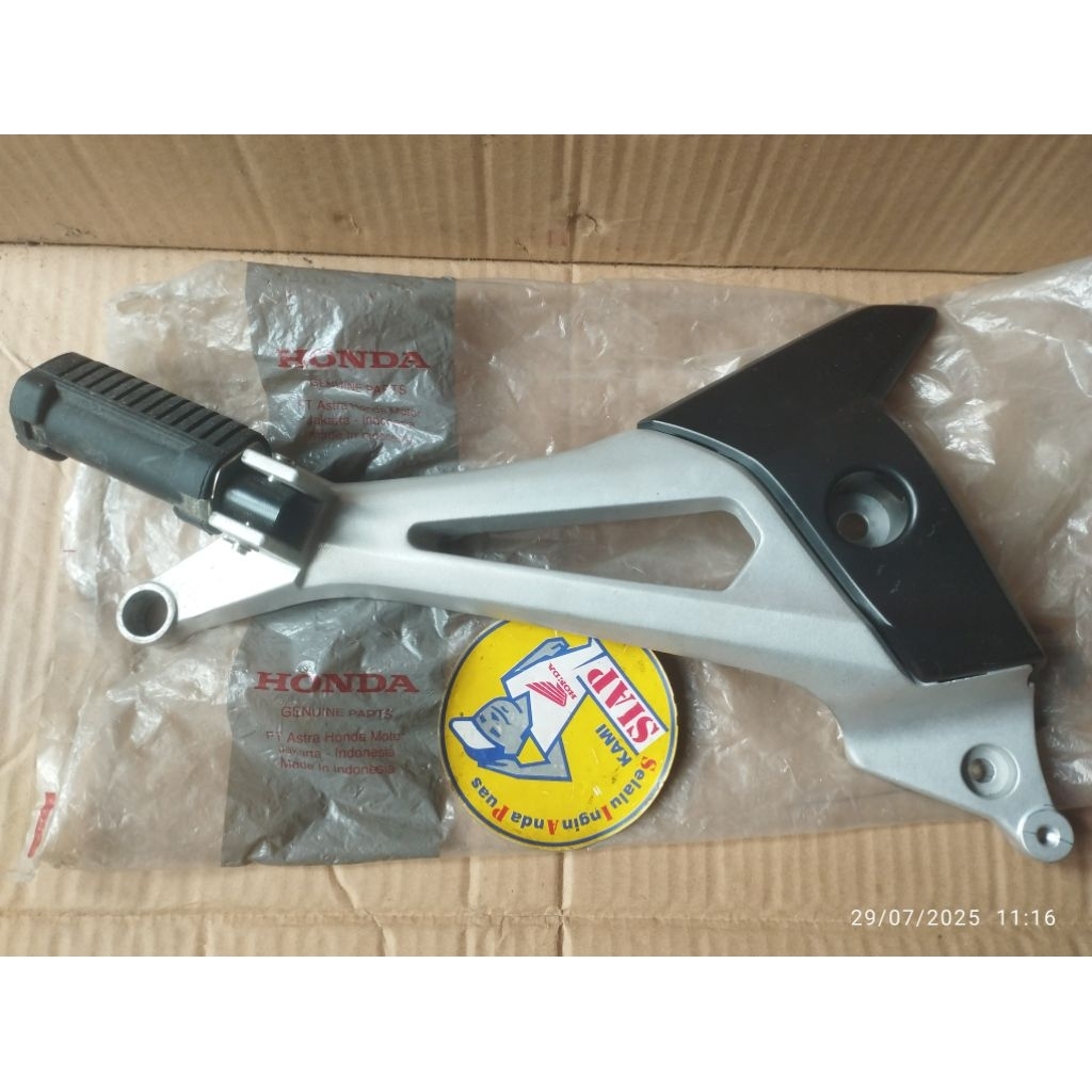 dudukan bracket braket karet footstep foot step belakang kanan honda supra x 125 supra x125 lama old