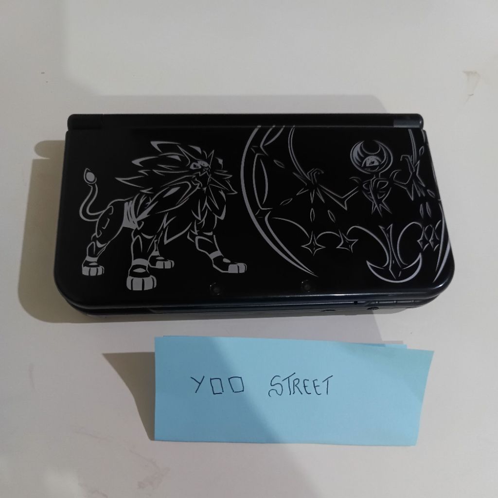 Nintendo new 3ds XL salgaleo & Lunala (pokemon edition) sandisk extreme 64gb no box