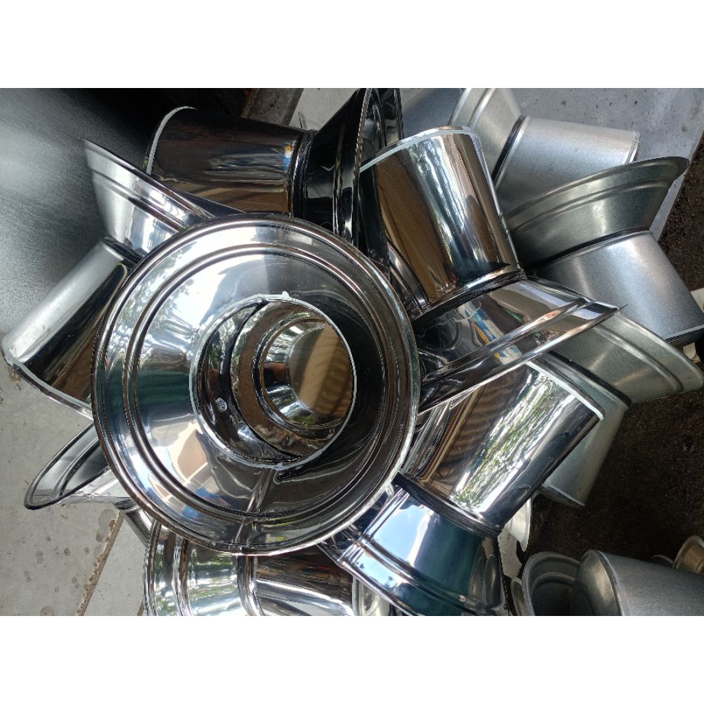 penanak nasi seeng setenlis murah, dapet nya satu set,sama kukusan bambunya,, ukuran kecil muat di 1