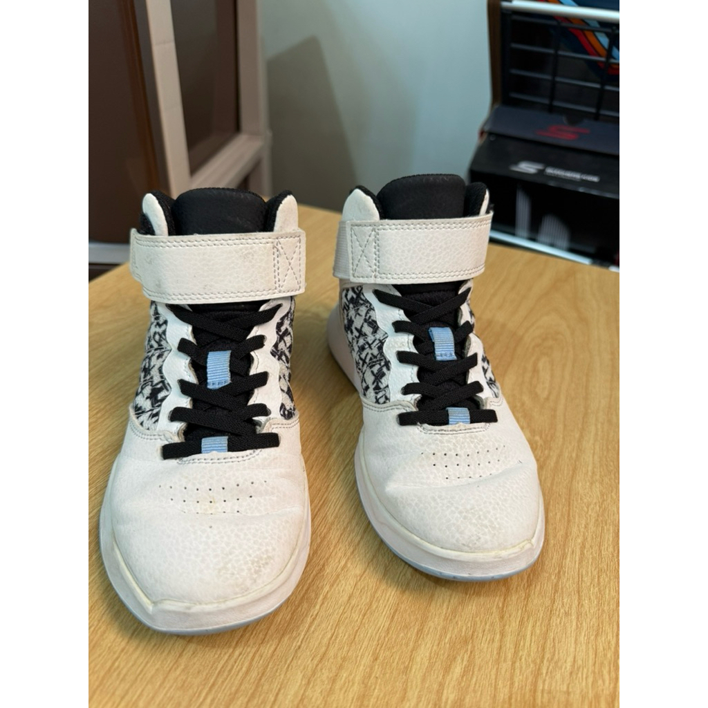 preloved - Sepatu basket anak  / basketball shoes kids , size EUR 33/ US 2/ insole : 20,5 cm