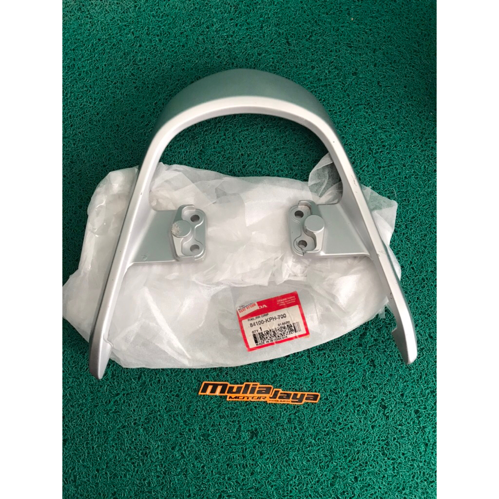 RAIL,RR GRIP ATAU BEGEL JOK BELAKANG HONDA SUPRA X 125 ORIGINAL AHM 84100-KPH-700