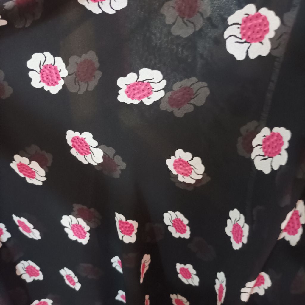 Kain Sifon Motif Bunga Merah Muda dengan Latar Hitam (Harga Kain Per½ Meter)