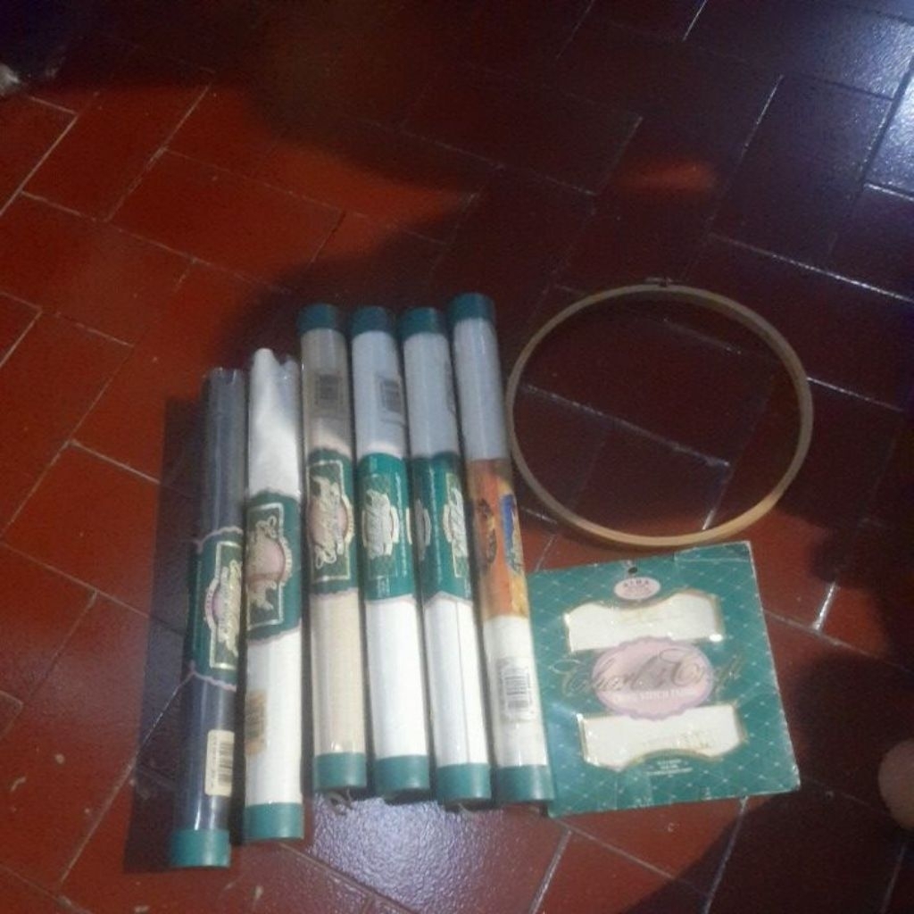 

gulungan kain Aida atau Hardanger bermerek Charles Craft, yang digunakan untuk sulaman seperti cross stitch