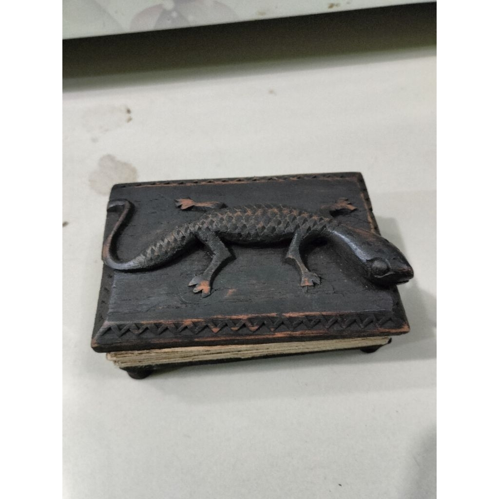 

Buku lak lak batak sampul dan isi dari kayu dgn tulisan tangan.sepuhh