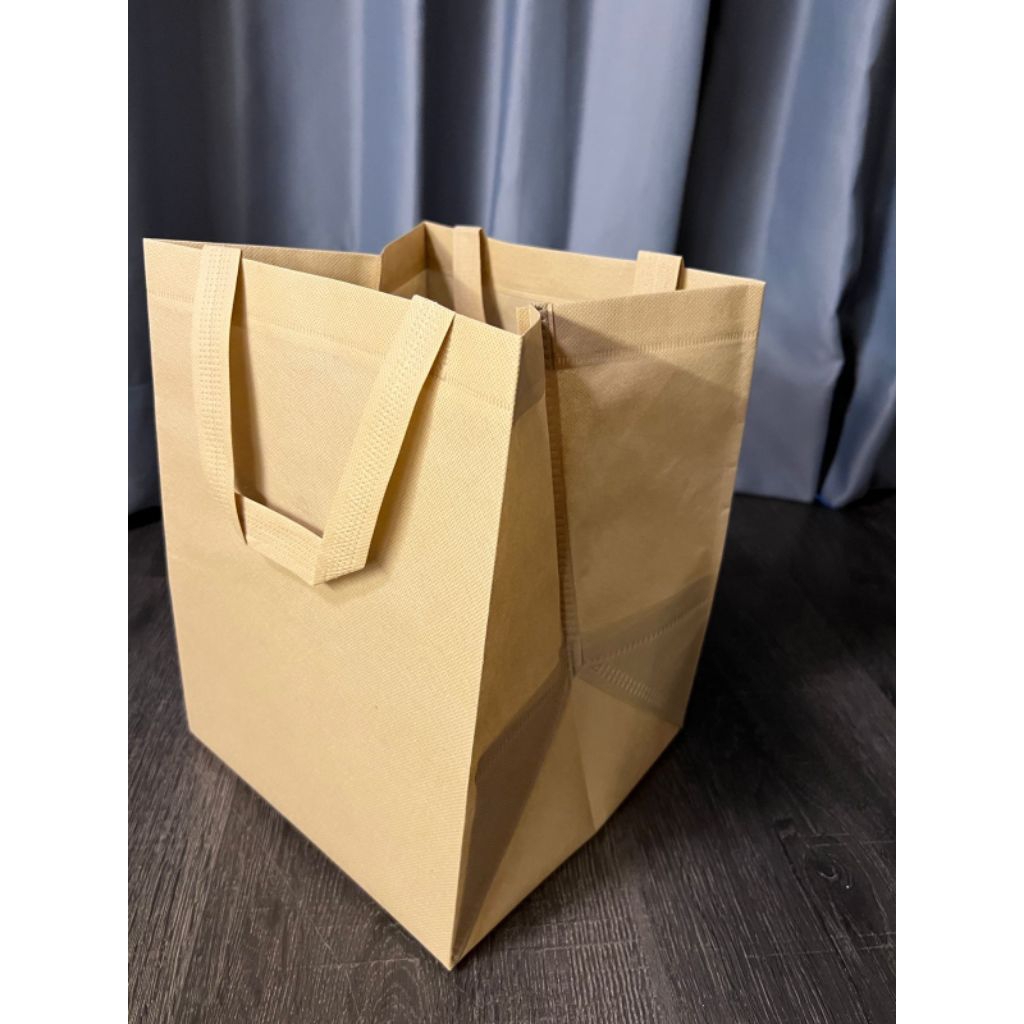 

(Isi 1 Pack = 60 Pcs) Tas Hajatan 22x22 cm Tinggi 28 cm / Tas Nasi Kotak / Tas Hajatan Termurah / Tas Hajatan Terlaris / Goodie Bag Seminar / Tas Spunbond / Goodie Bag / Tas Aqiqahan / Tas Berkatan / Tas Box Nasi
