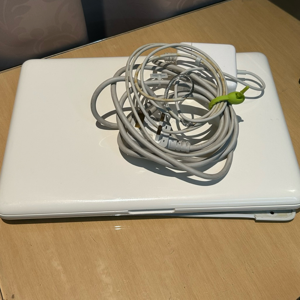 Macbook White Apa Adanya Preloved