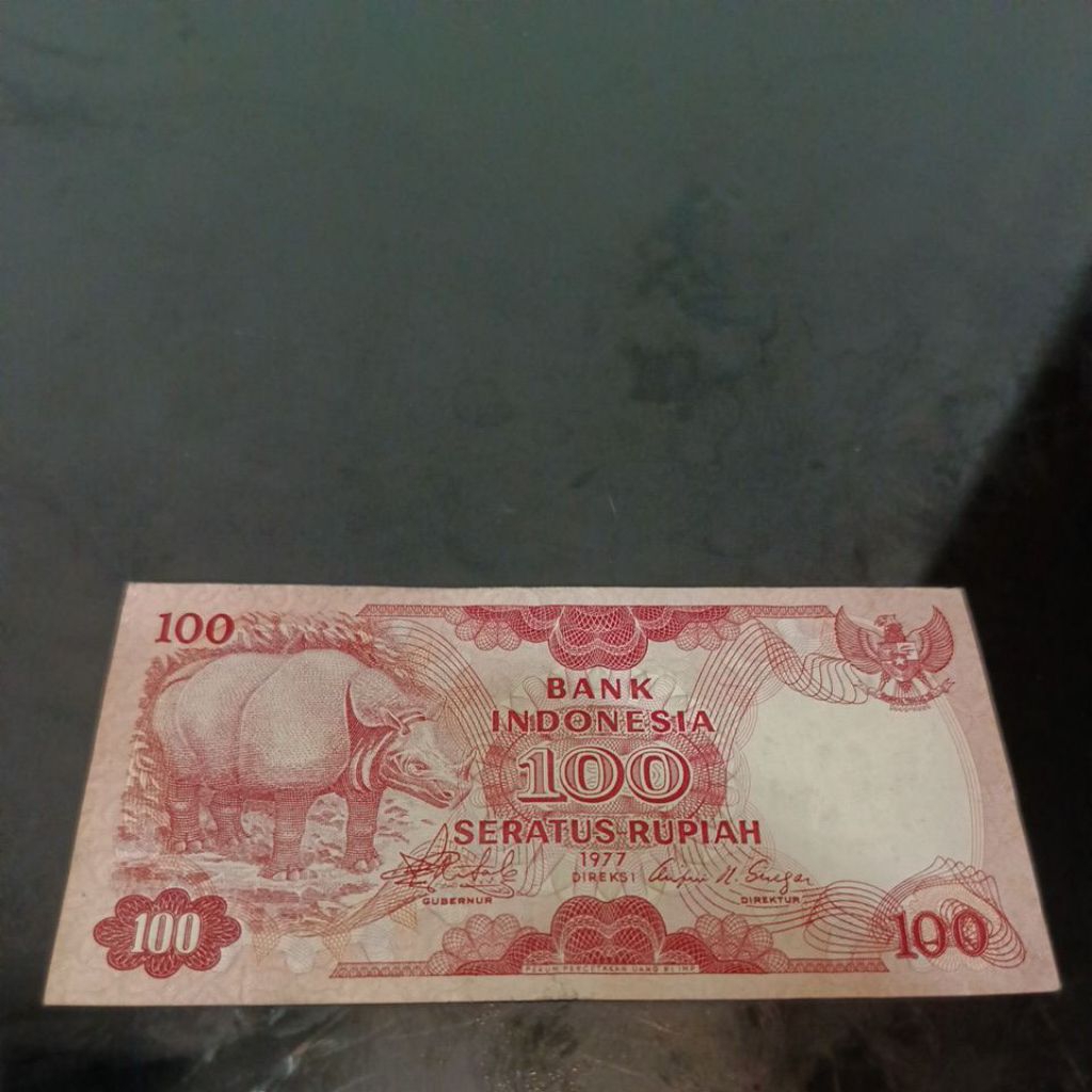 uang kertas kuno 100 gambar badak kondisi hampir baru