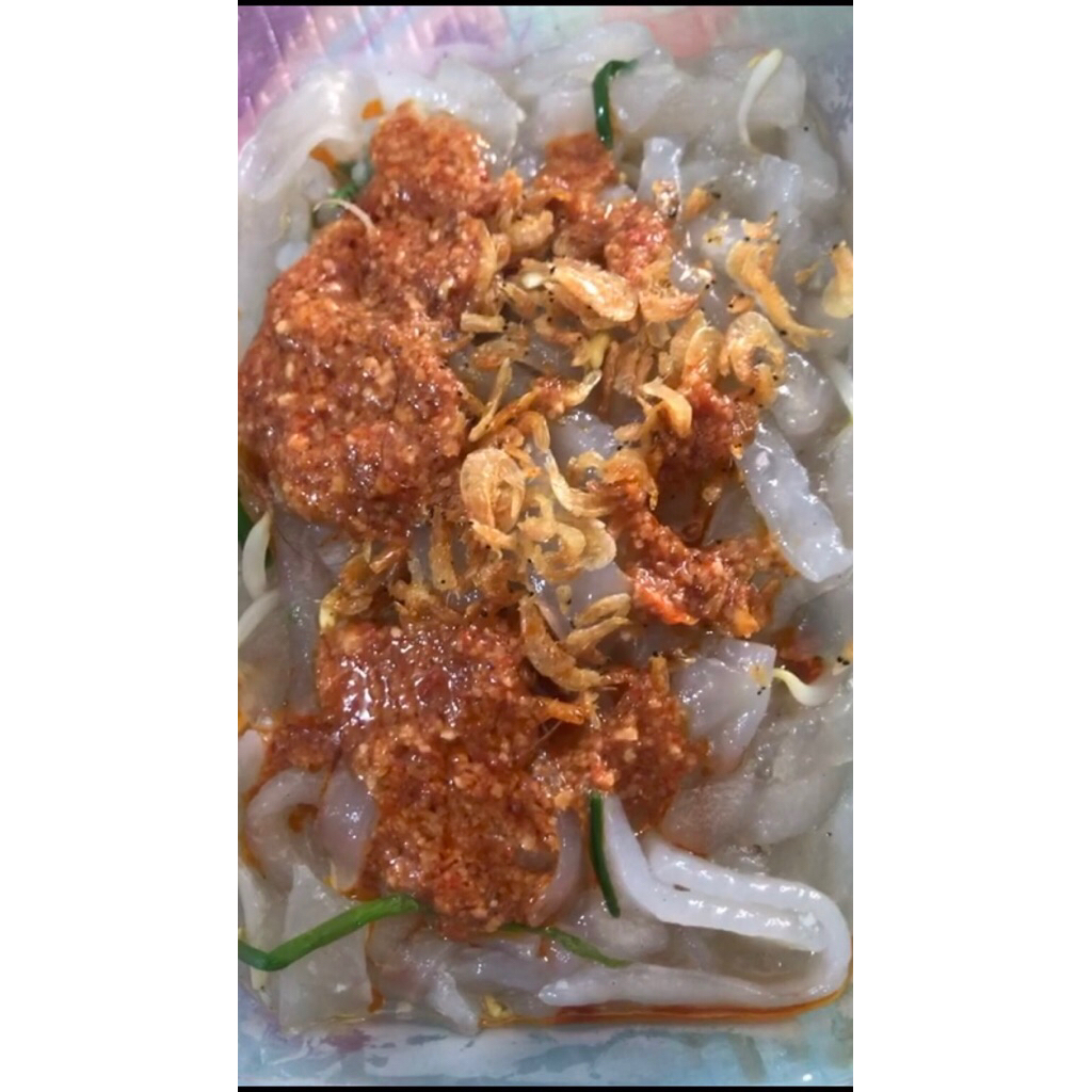 

mie sagu goreng dan basah dgn toping kacang dan udang halus