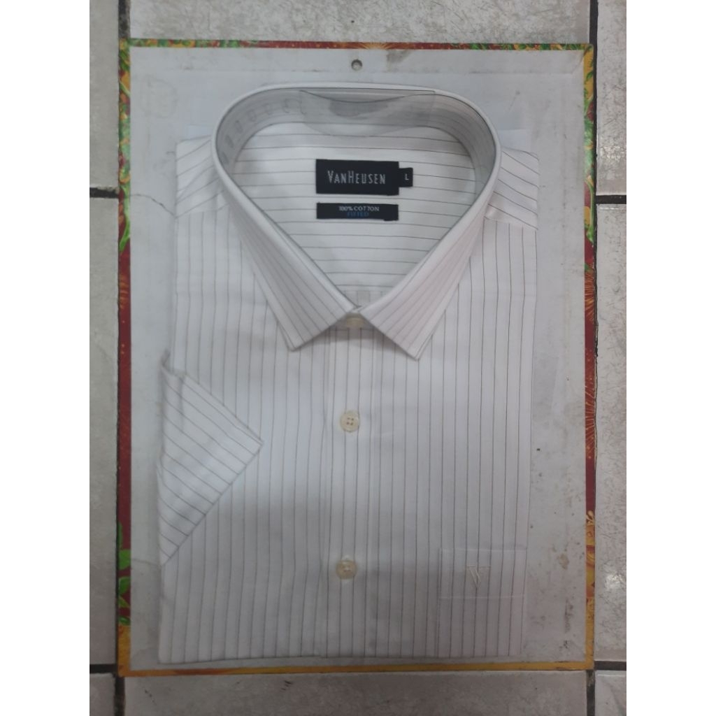 KEMEJA TANGAN PENDEK VAN HEUSEN