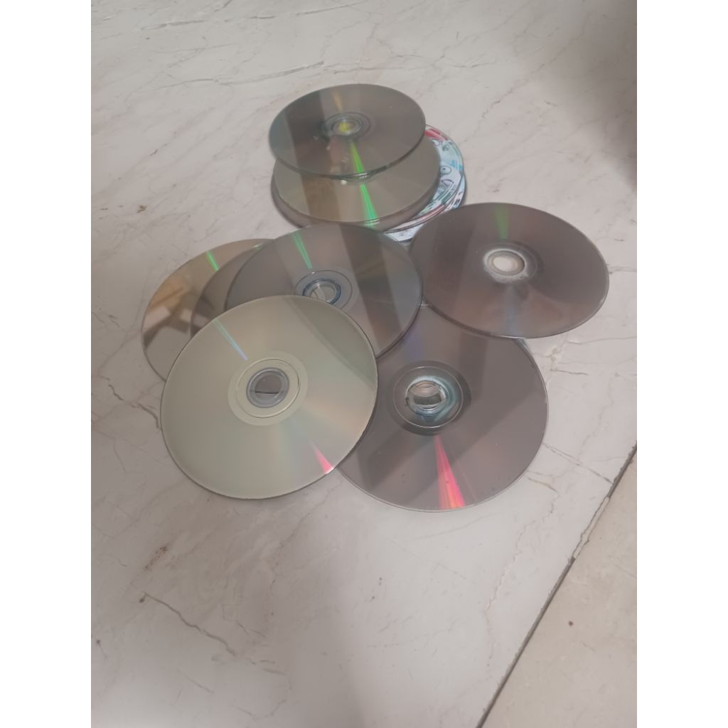 CD Bekas untuk kerajinan tangan.