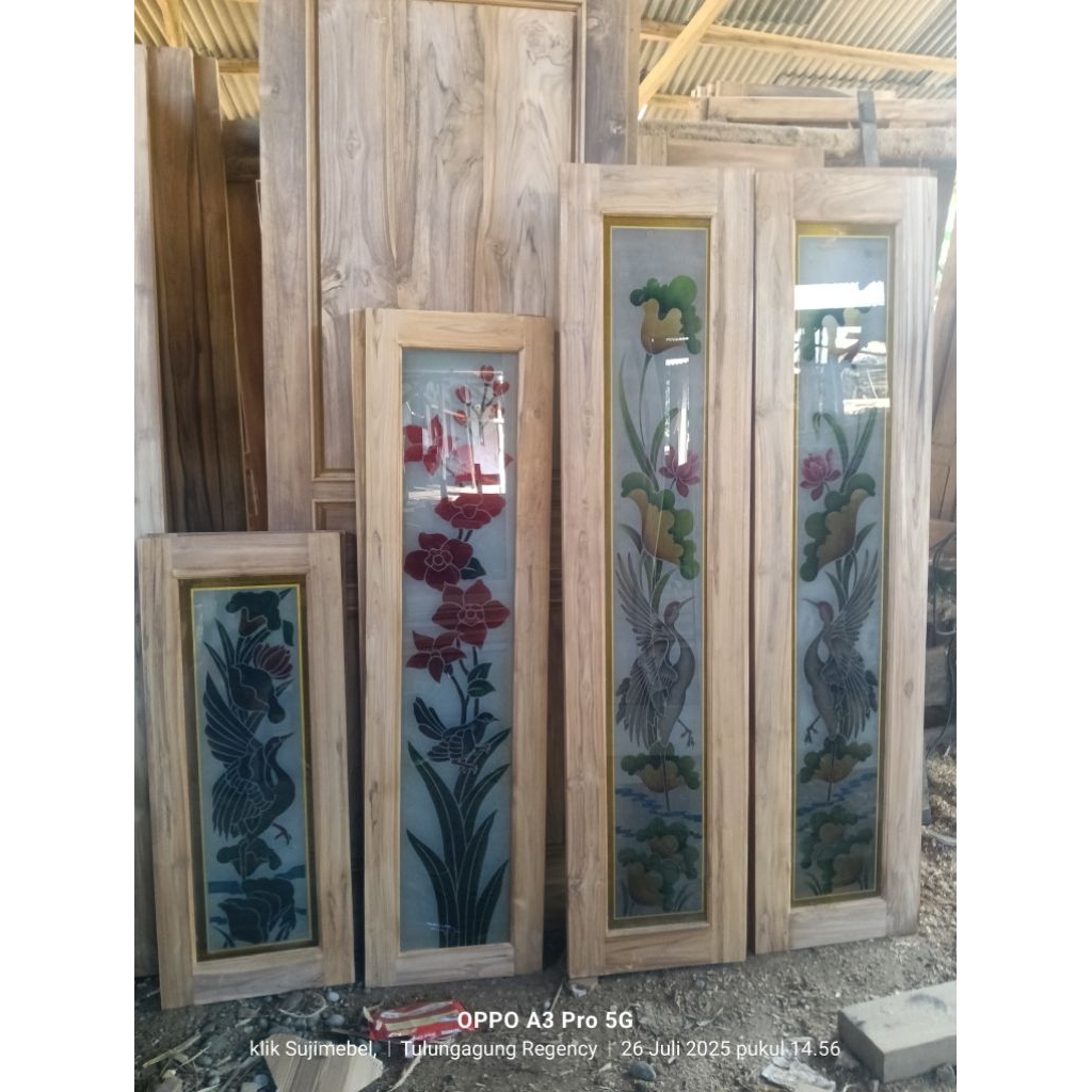 jendela kayu kaca motif