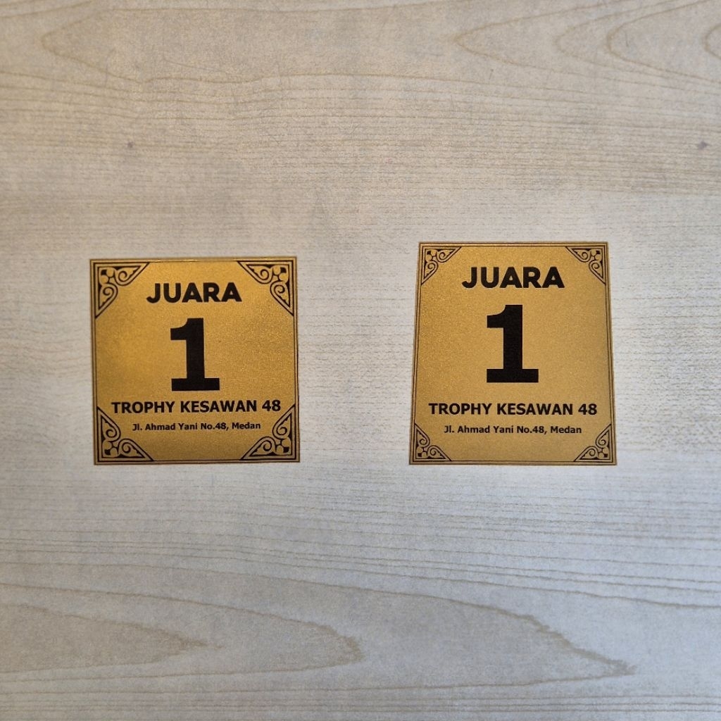 

Stiker tulisan dan logo kepala piala