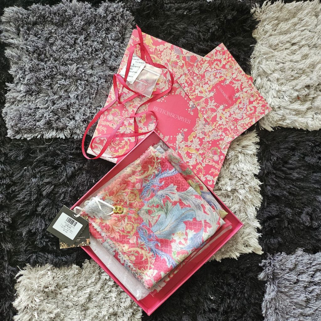 BS Buttonscarves Pre❤️ - Royale - Grandeur Voile Square - Pink Yarrow