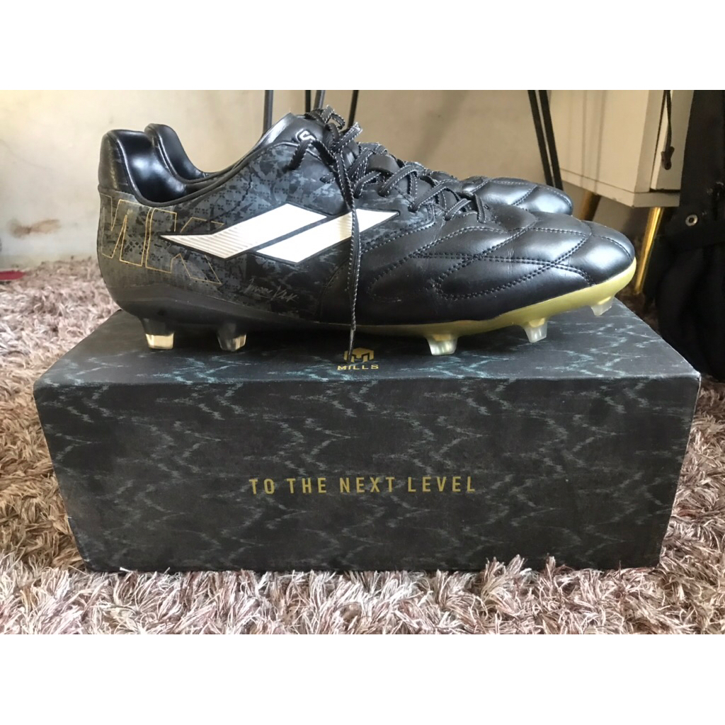 Mills sepatu sepak bola astro spartan mk prime fg black/dgry/gld 9301504-size 45