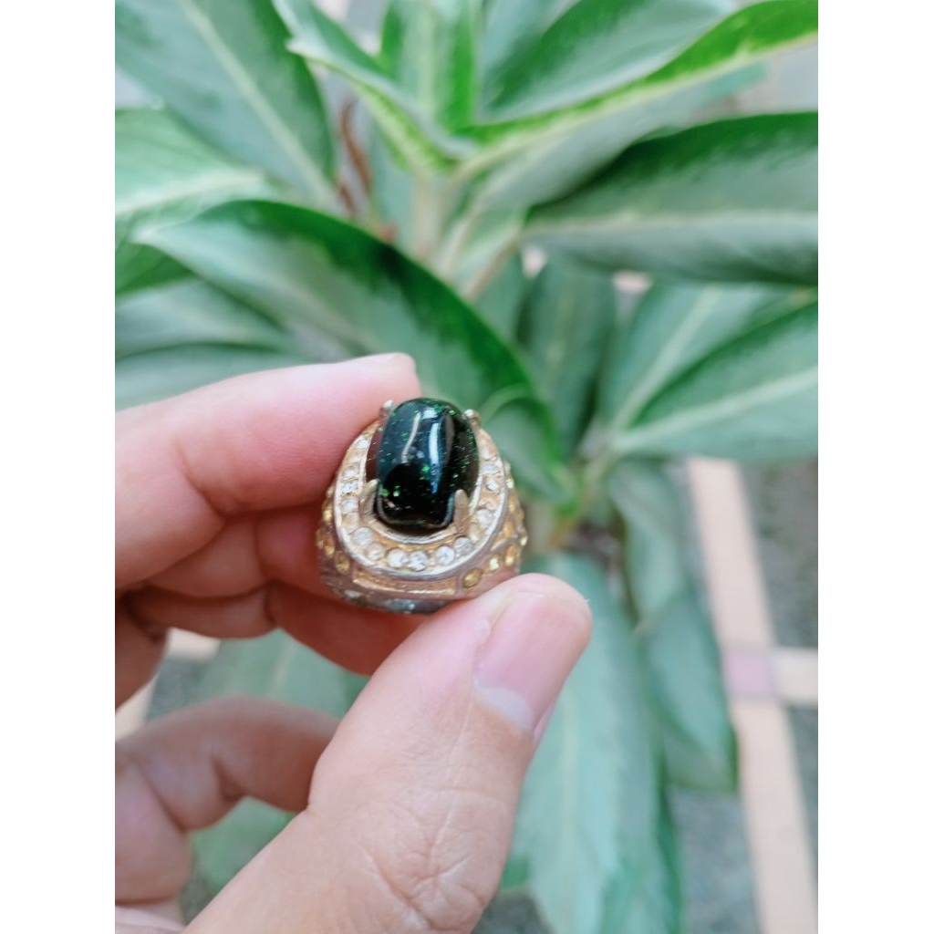 Batu pasir emas hijau berkilau