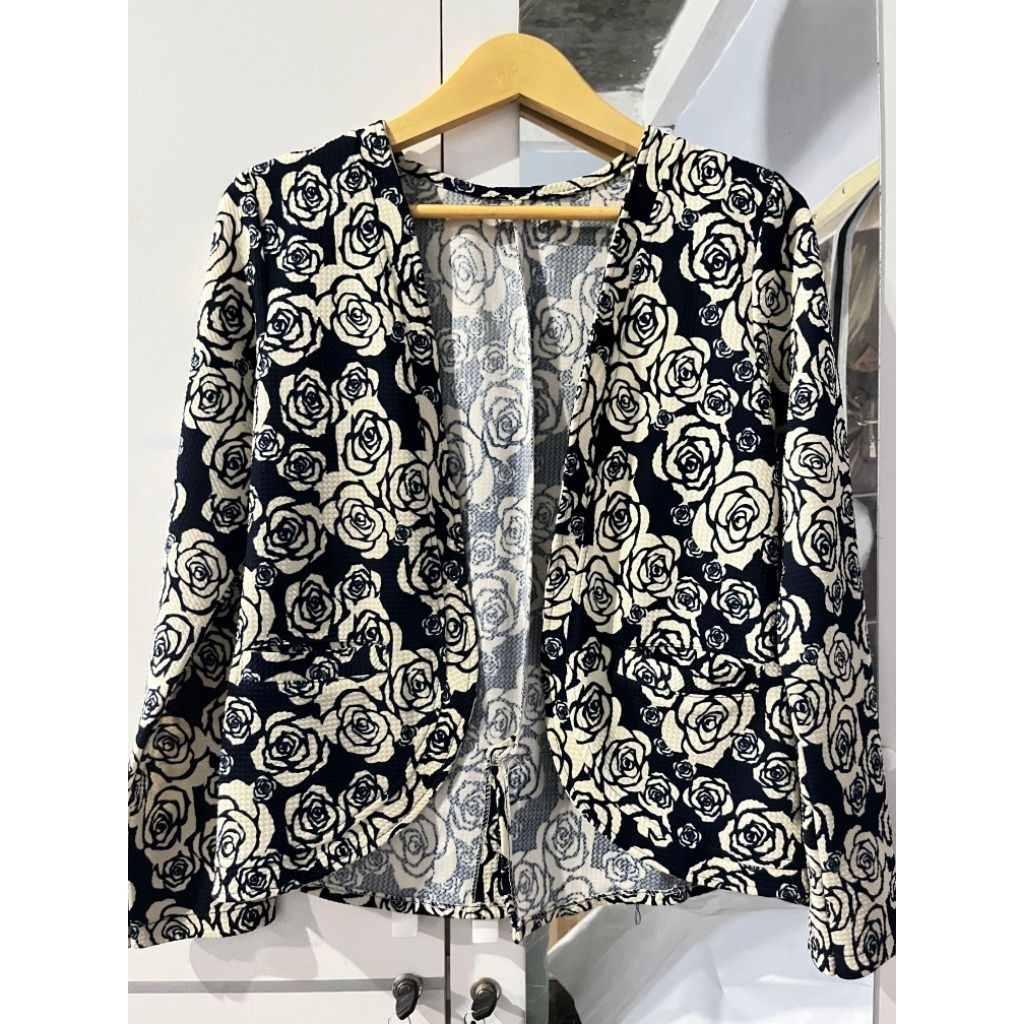 Blazer motif bunga navy putih / preloved blazer wanita