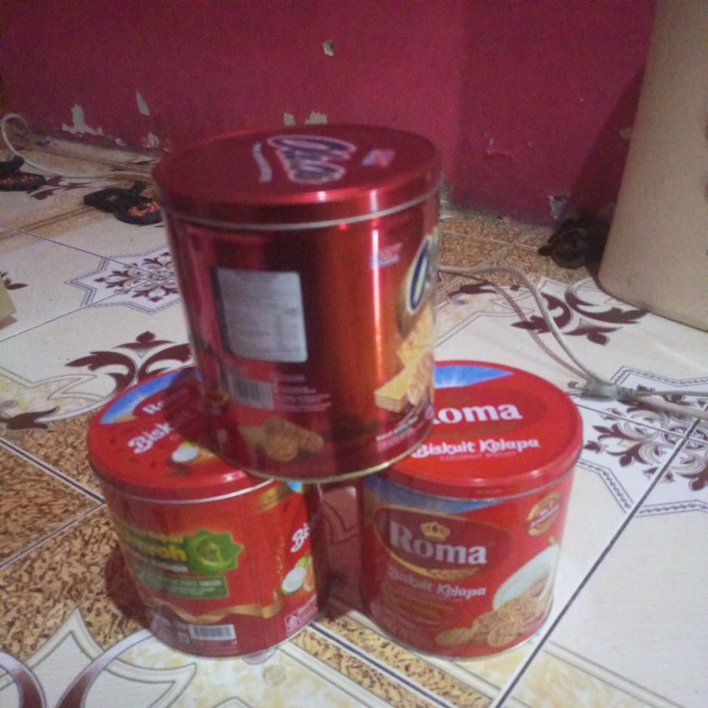 

kaleng biskuit bekas bagus