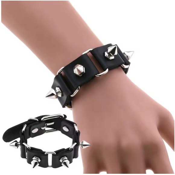 TTN053 Gelang Kulit Model Punk RockDesain Spiky Tampilan khas Rock