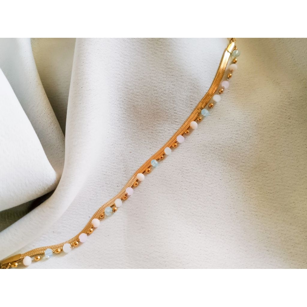 Gelang Rantai Emas Imitasi dengan Manik Pastel – Aksesoris Wanita Elegant & Kekinian