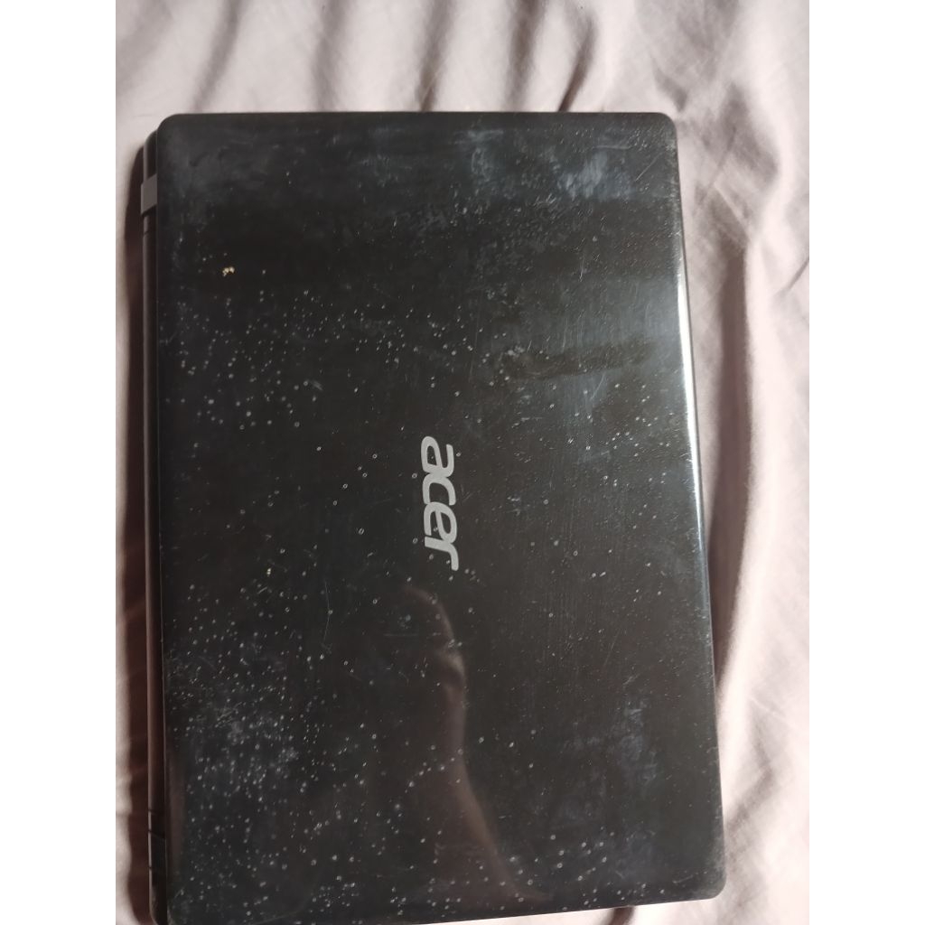 Acer Aspire V5. minus layar