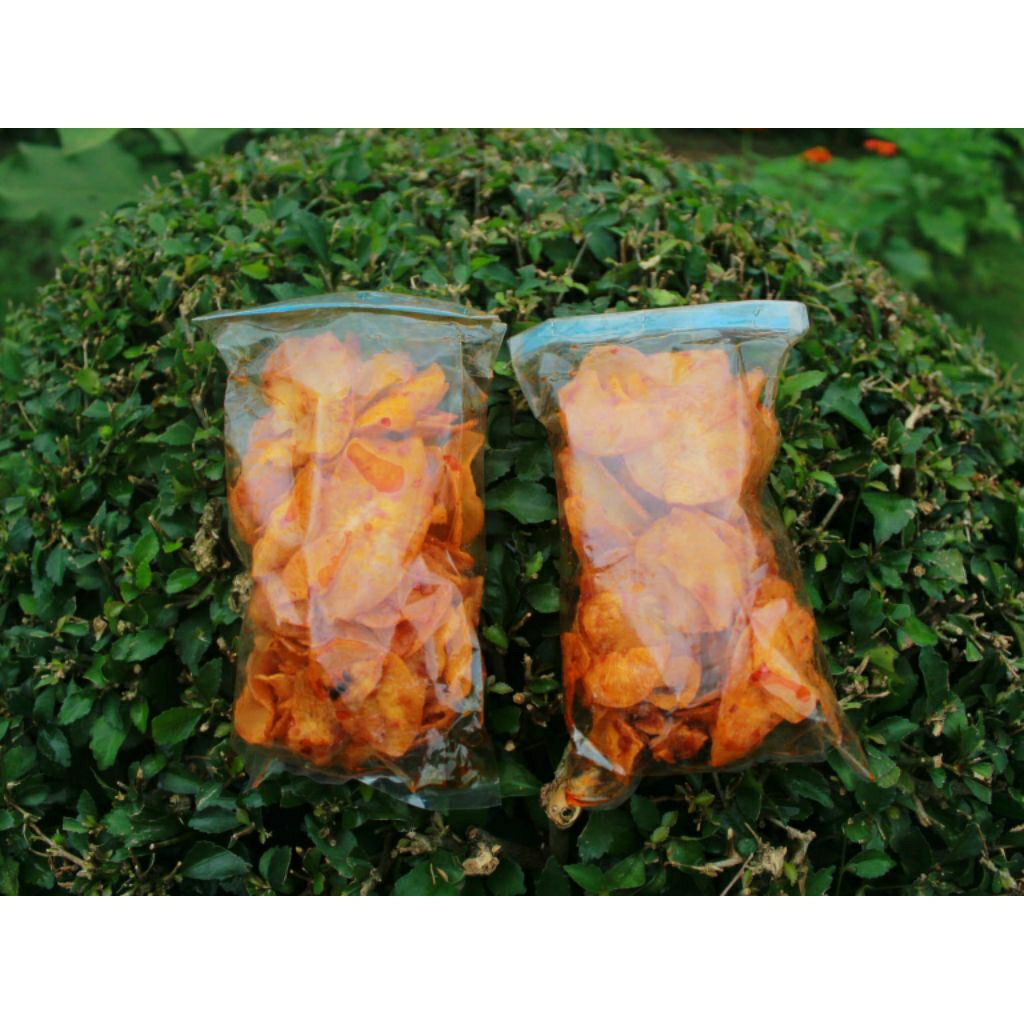 

2 bungkus kripik keripik singkong pedas manis gurih bumbu lengket