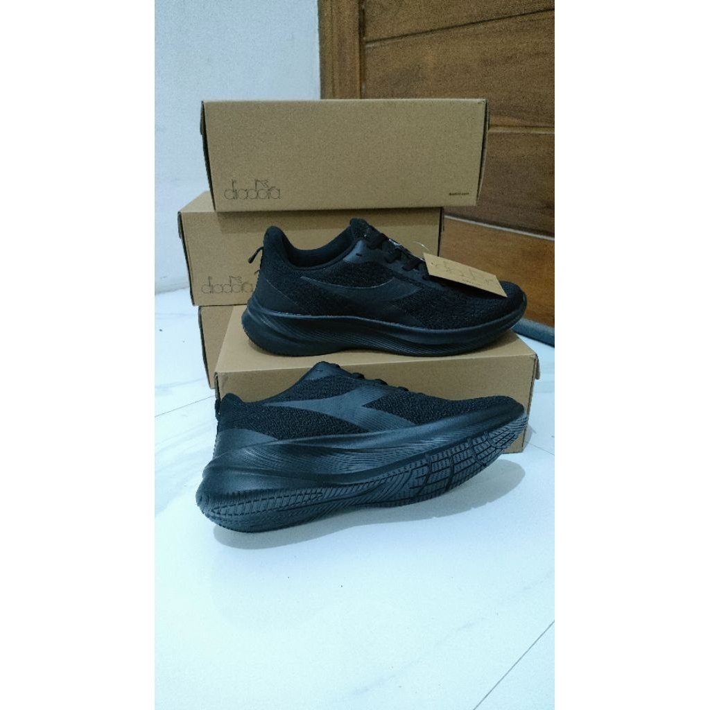 sepatu diadora full hitam