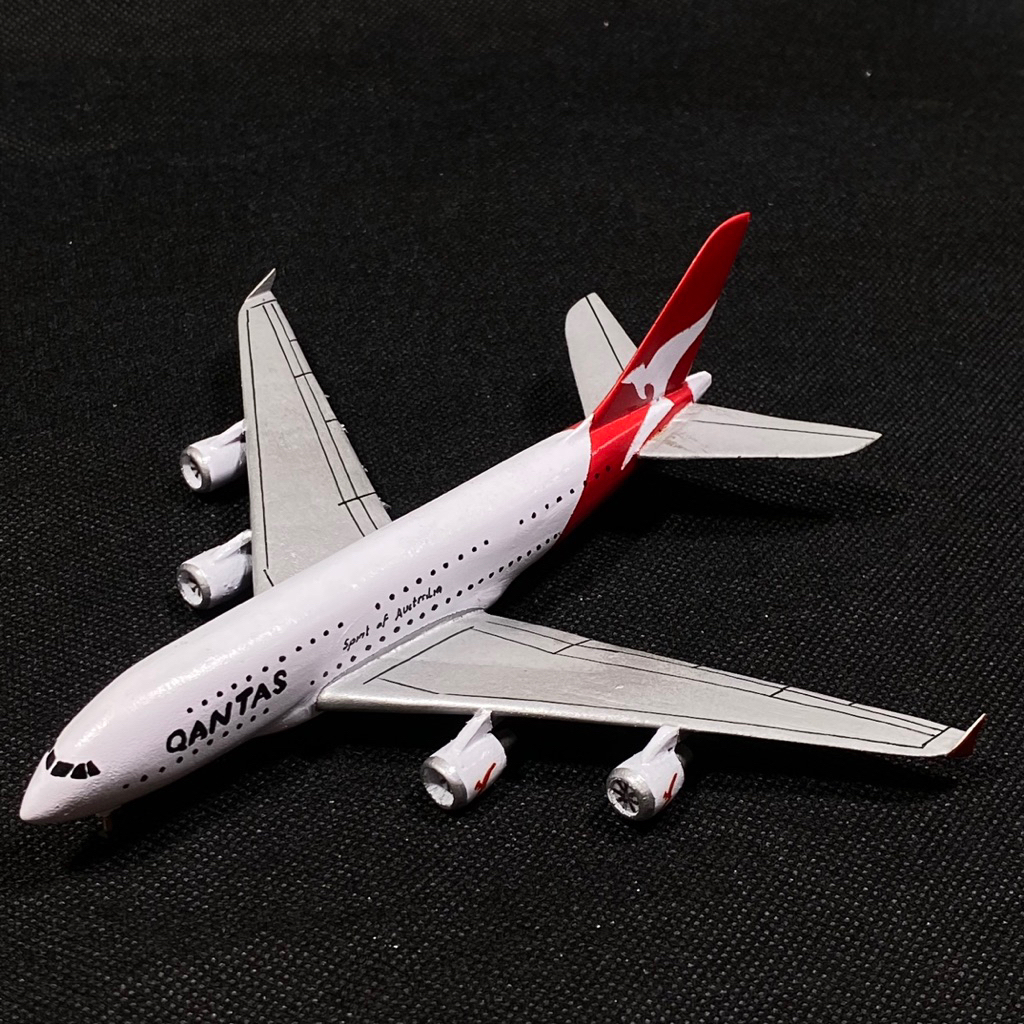 Miniatur pesawat Airbus A380 Qantas buatan tangan