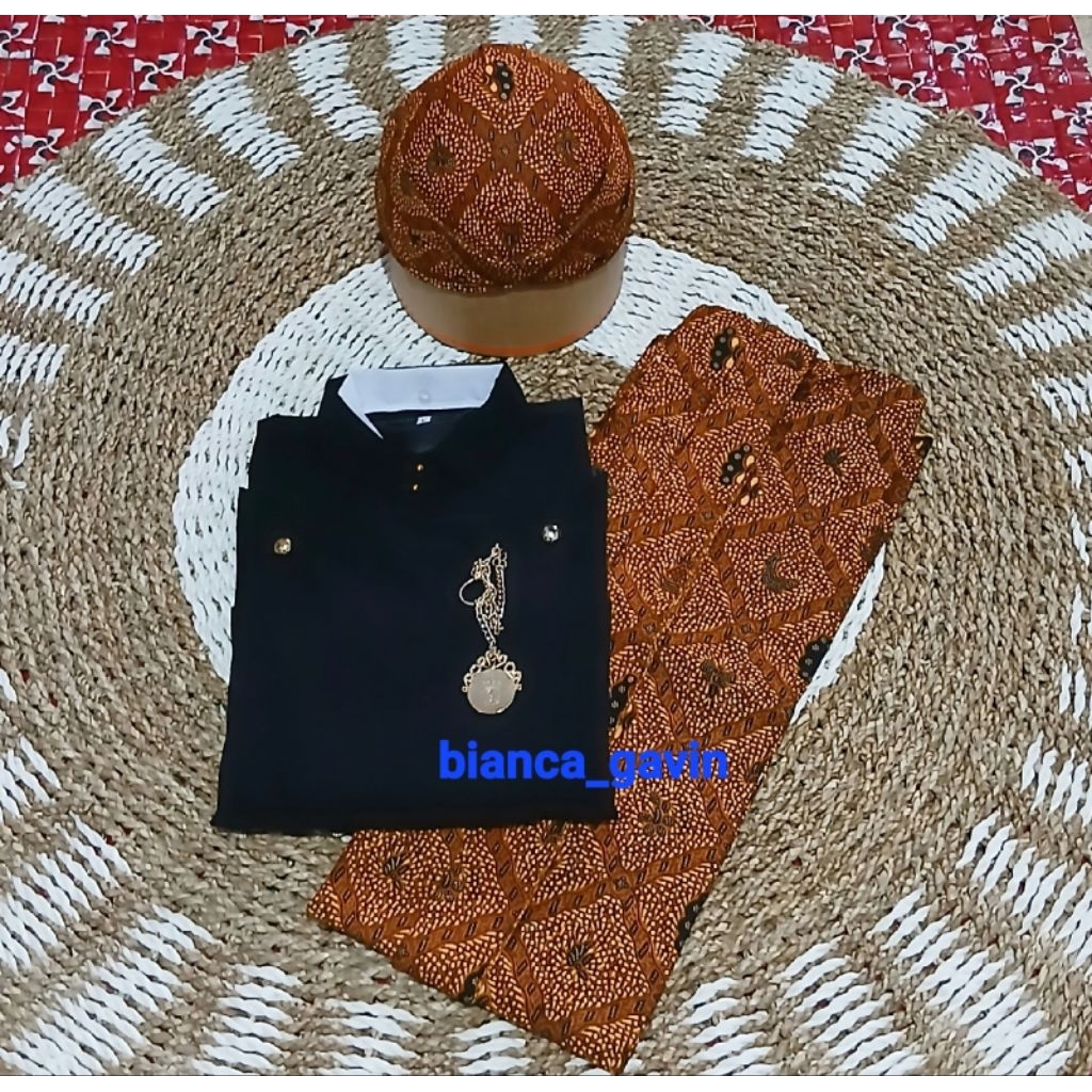 Beskap Solo Hitam + Jarik Instan + Blangkon, Motif Sidomukti