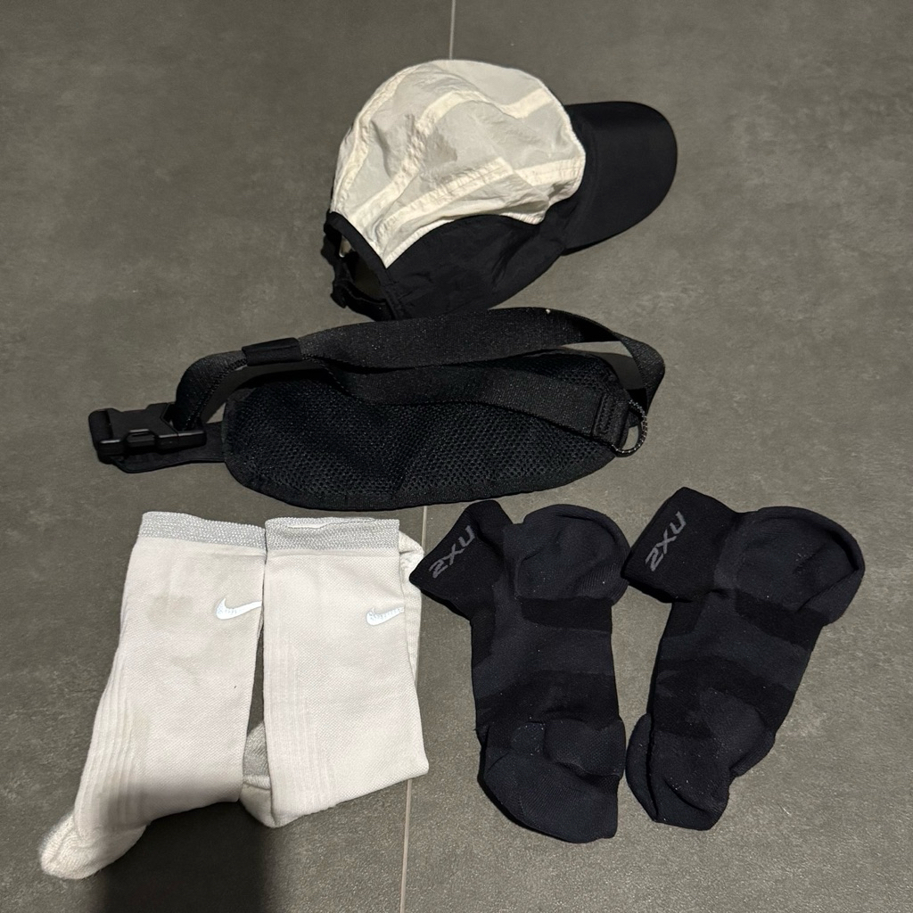 RUNNING GEAR AKSESORIS LARI CAP TOPI SOCKS KAOS KAKI RUNNING BELT NIKE 2XU