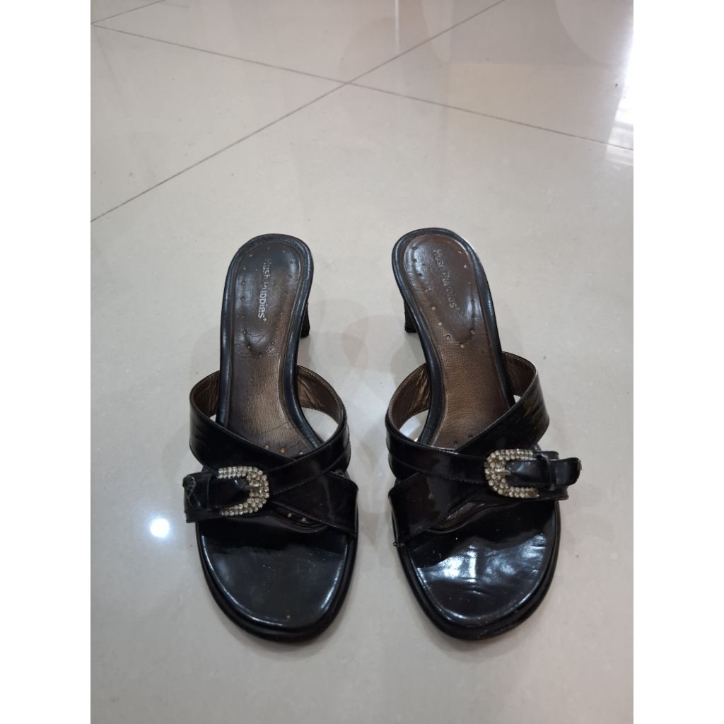 Preloved Sandal warna hitam heels 5 cm merk hush puppies