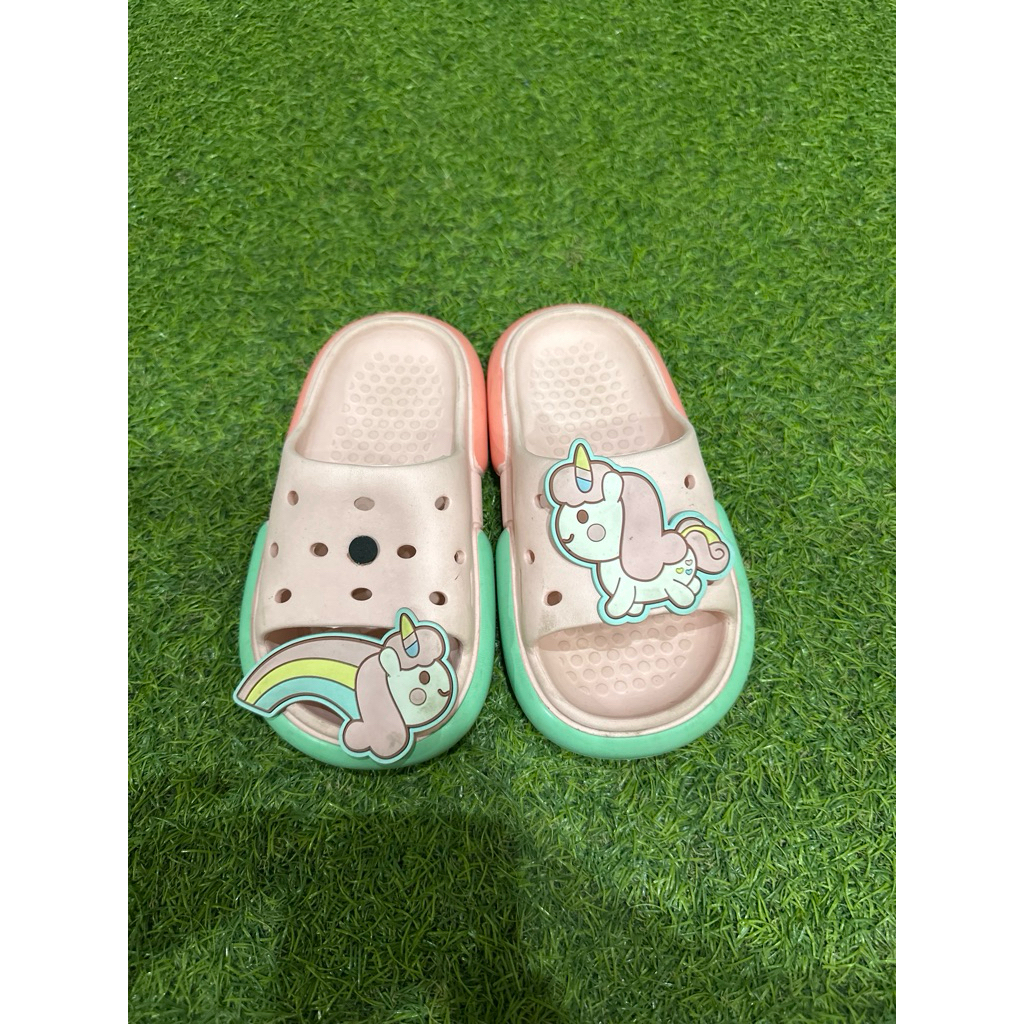 Sendal rumah anak perempuan PRELOVED