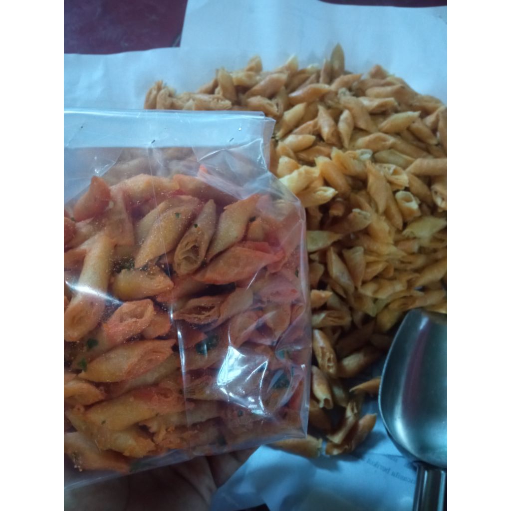 

Kripik Lumpia Kering (lumring) rasa balado pedas, berar 1/2kg