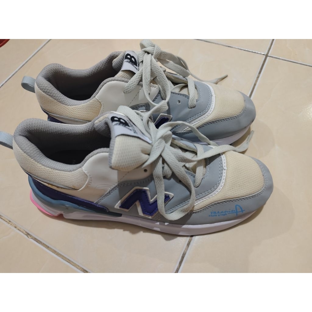 Sepatu olahraga sport