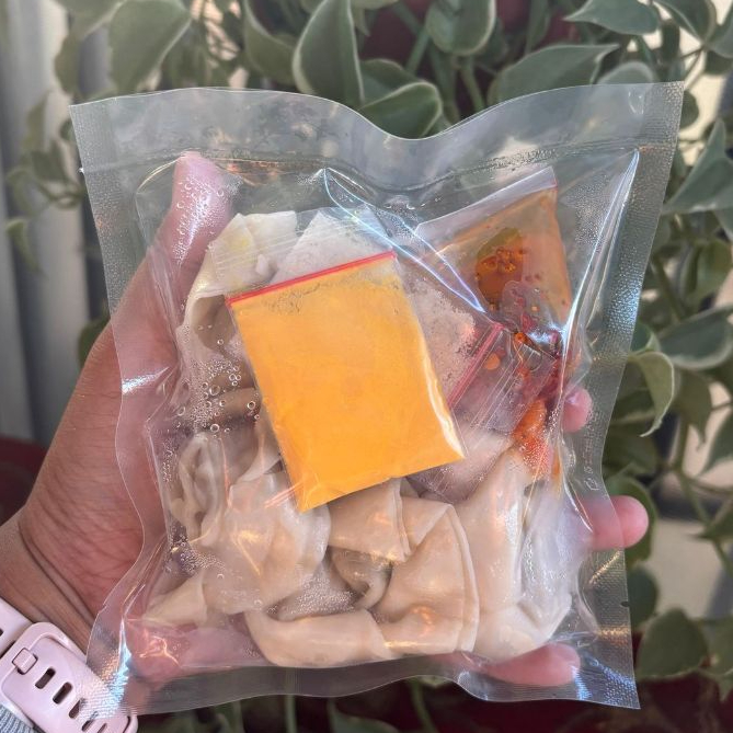 

Pangsit kuah keju chili oil (isi 5 pcs)