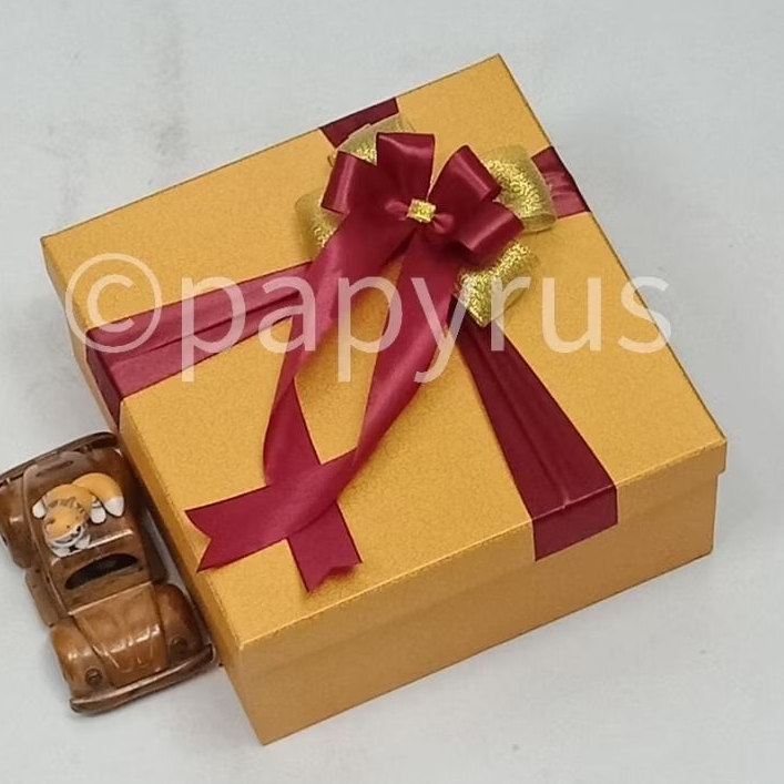 

PAPYRUS 22,5x22,5 Tinggi 10cm Kotak Kado Gift Box Hardbox Hampers V1