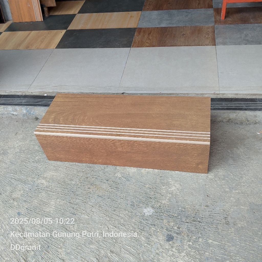 Anak Tangga Granit Wood Look– Step Nosing Anti Slip – Tahan Lama