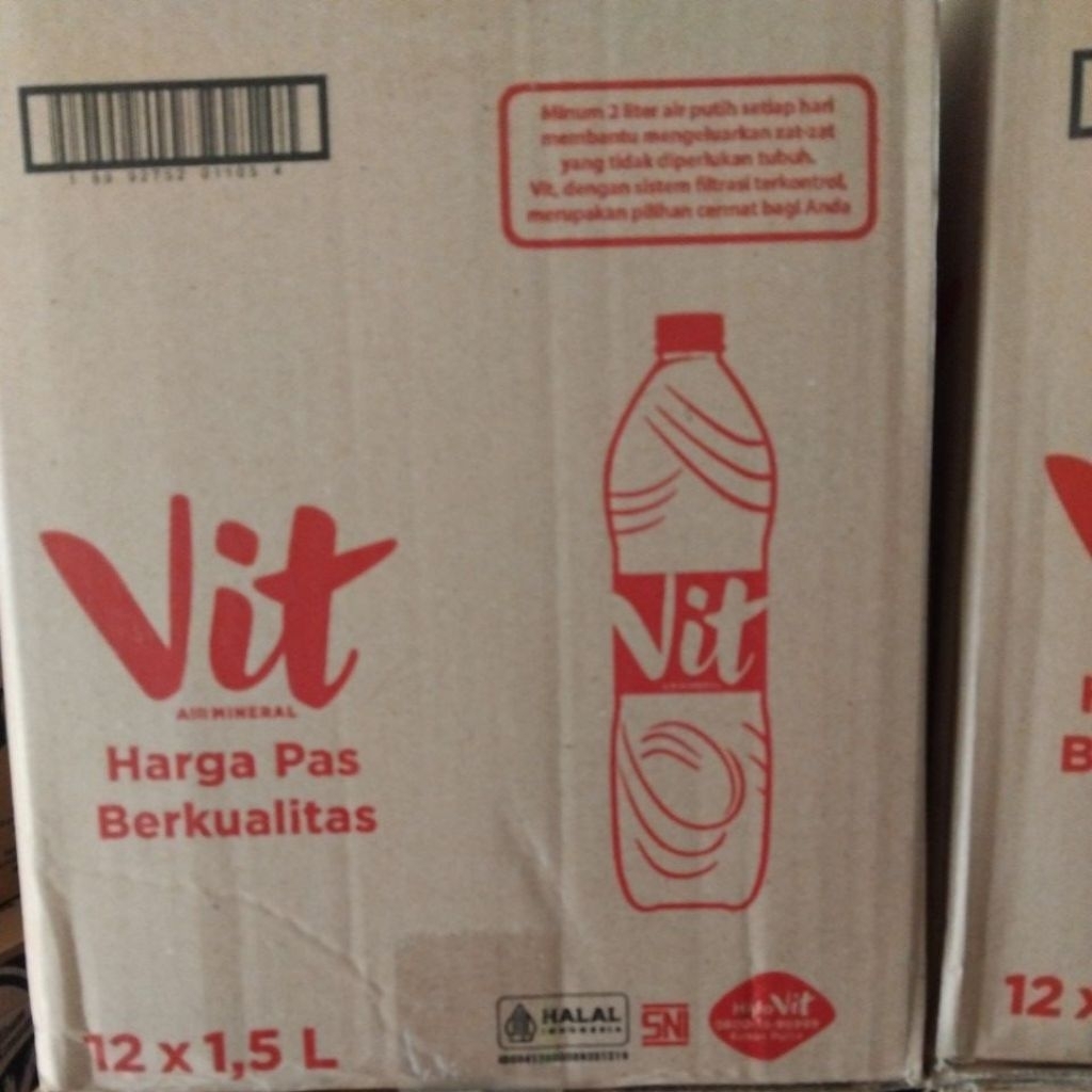 

VITbotol1.5literadalahairmineraldalamkemasanbotolplastikukuran1.5literyangdiproduksiolehPTTirtaInvestamaProdukinitermasukdalamkategoriAirMinumDalamKemasan(AMDK)dandijualdalamberbagaiukurantermasukukuran1.5liter