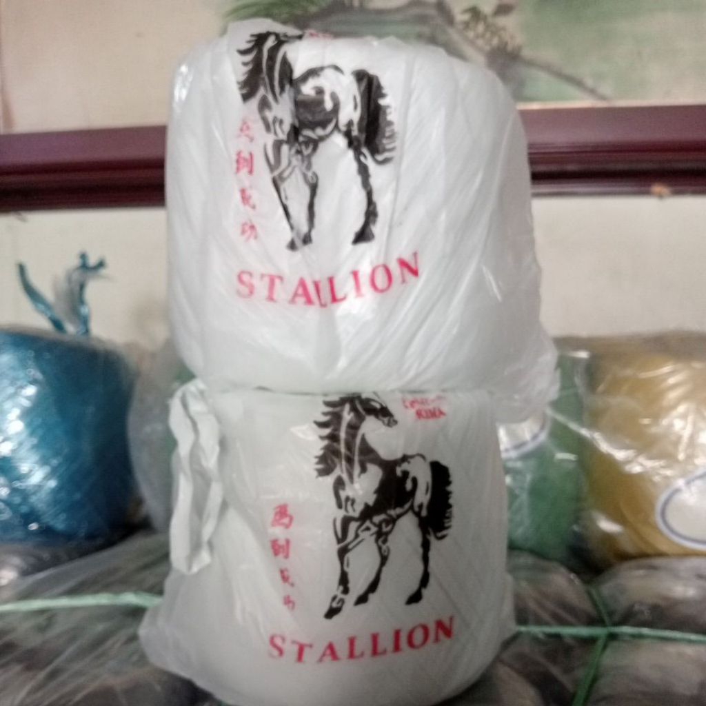 

tapi rafia stallion putih