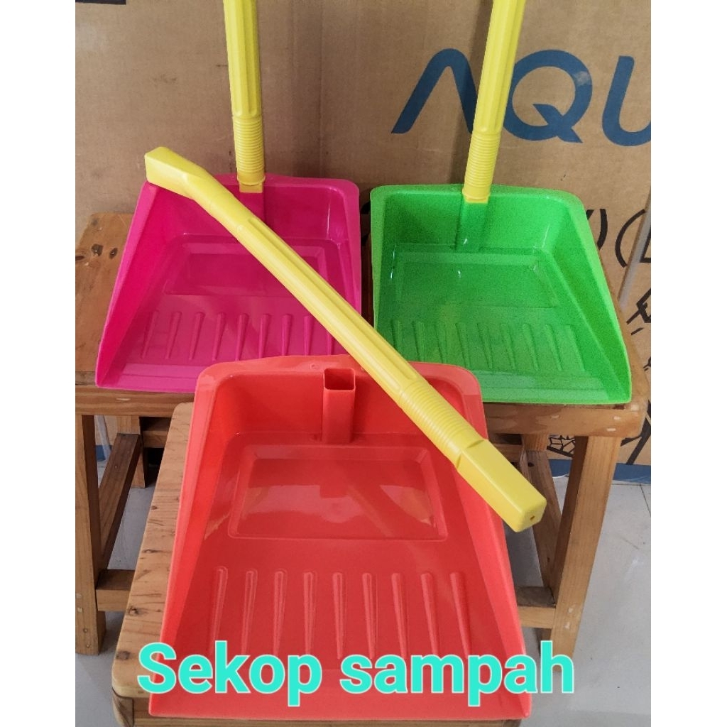 Sekrop sampah plastik sekop