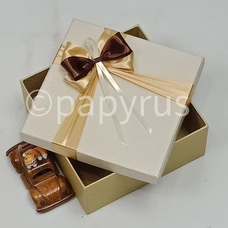 

PAPYRUS Kombinasi 22,5x22,5 Tinggi 8cm Kotak Kado Gift Box Hardbox Hampers Hadiah V3