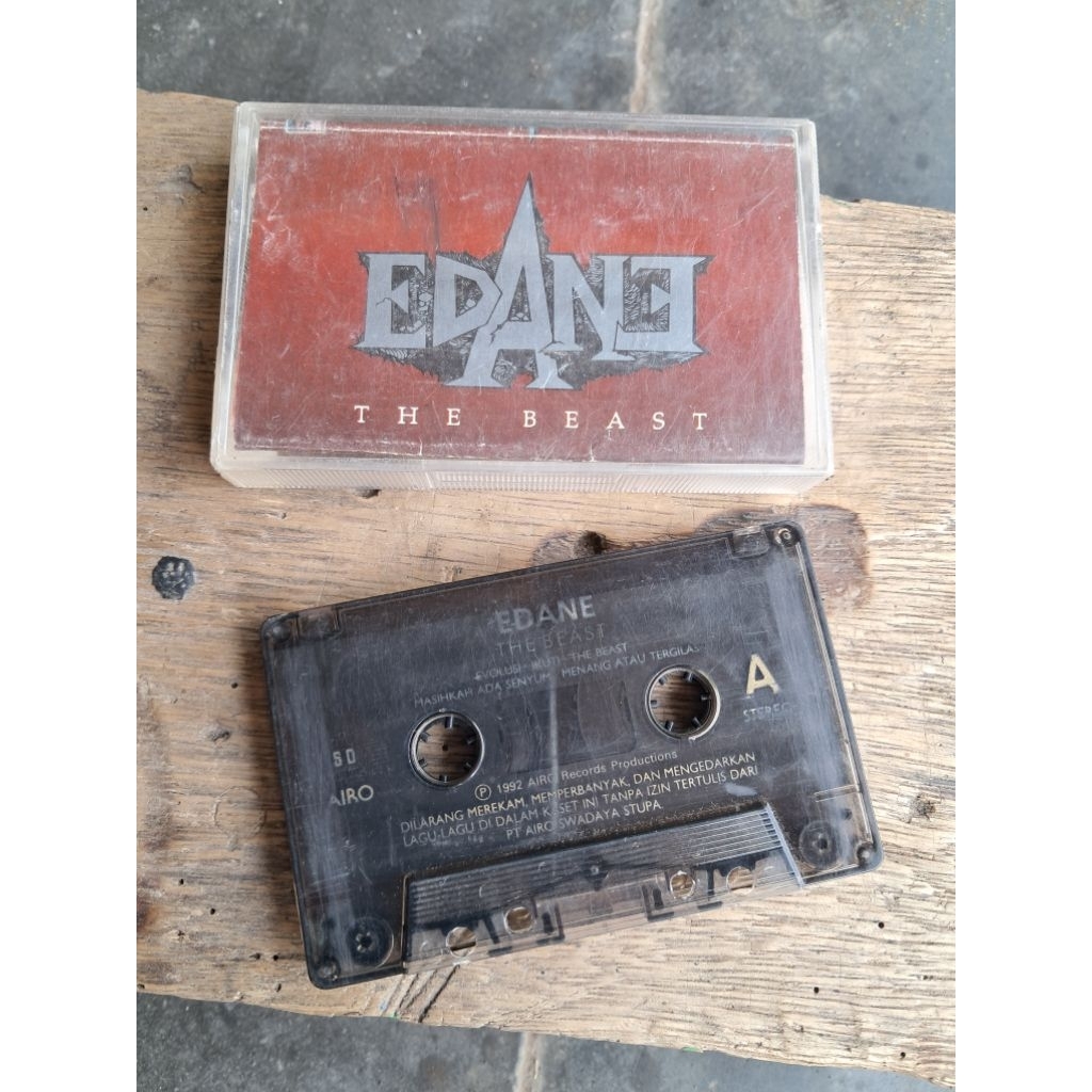 Kaset pita Edane The Beast nyala